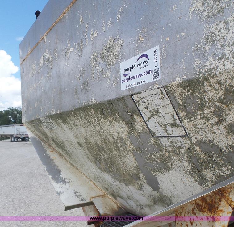 image for item L6238 Mobility 900 fertilizer spreader