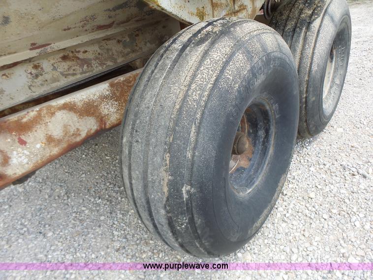 image for item L6238 Mobility 900 fertilizer spreader