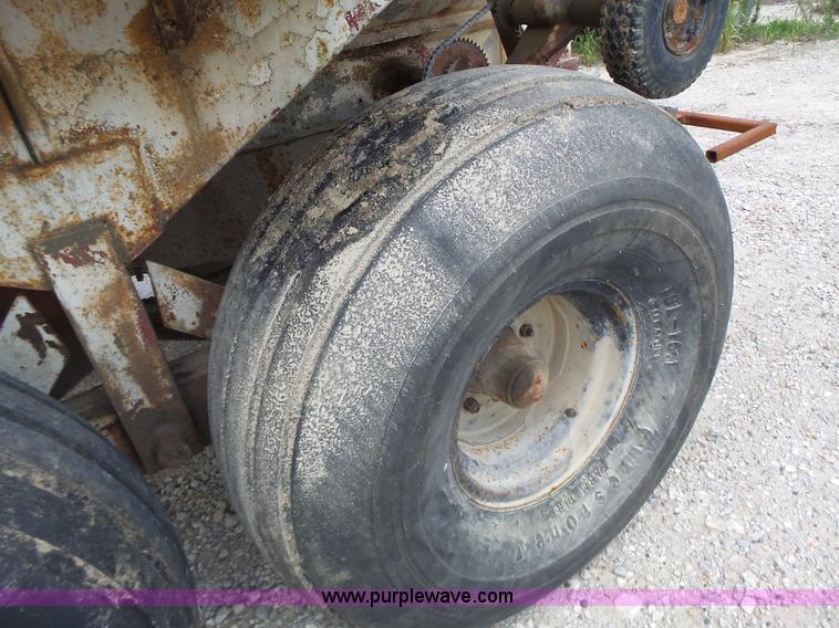 image for item L6238 Mobility 900 fertilizer spreader