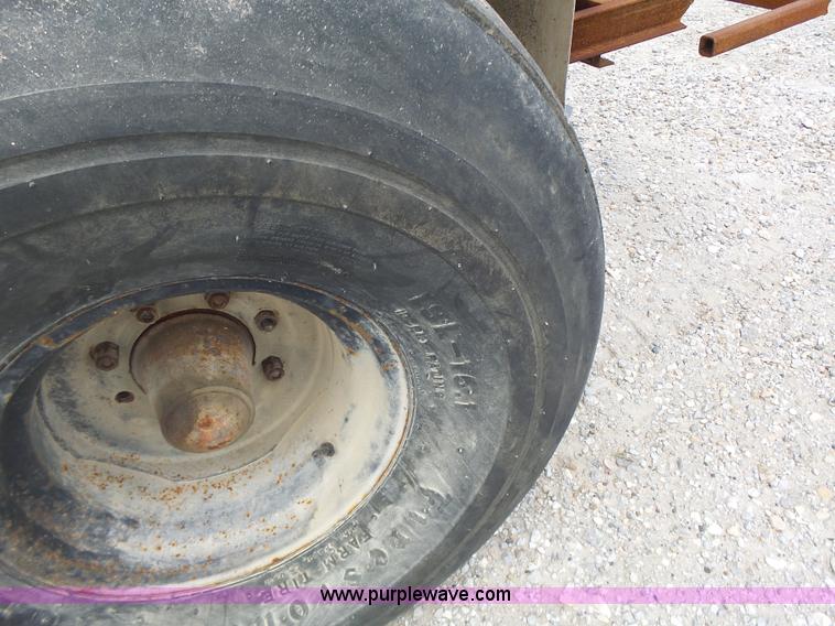 image for item L6238 Mobility 900 fertilizer spreader