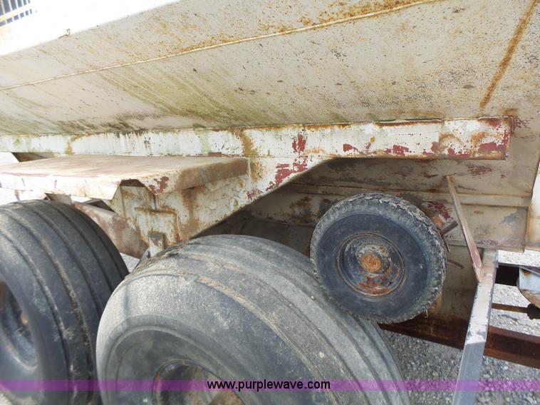 image for item L6238 Mobility 900 fertilizer spreader