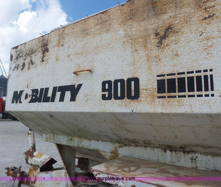 image for item L6238 Mobility 900 fertilizer spreader