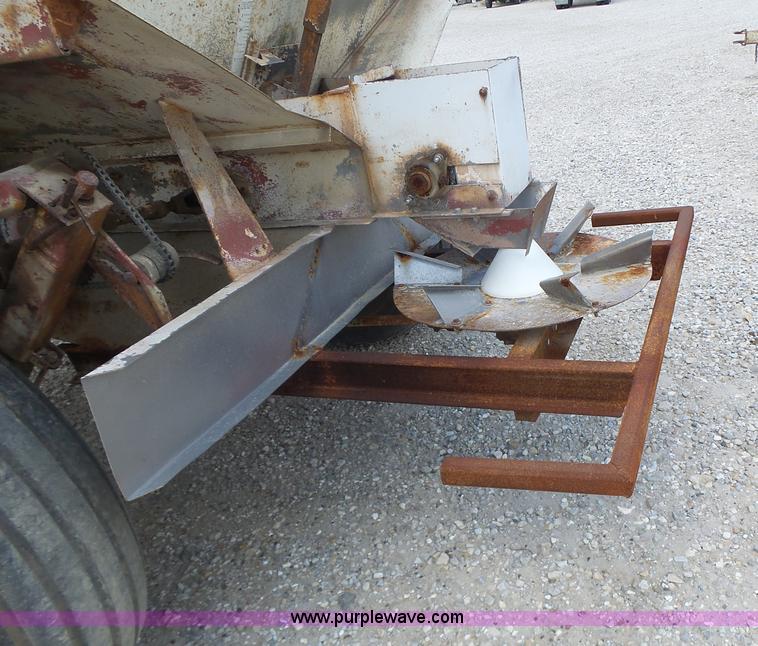 image for item L6238 Mobility 900 fertilizer spreader