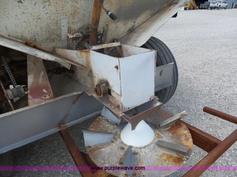image for item L6238 Mobility 900 fertilizer spreader