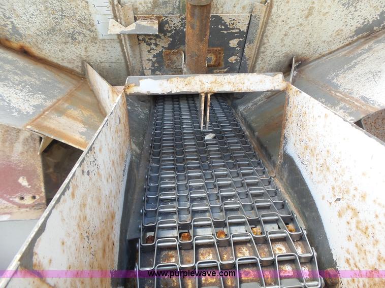 image for item L6238 Mobility 900 fertilizer spreader