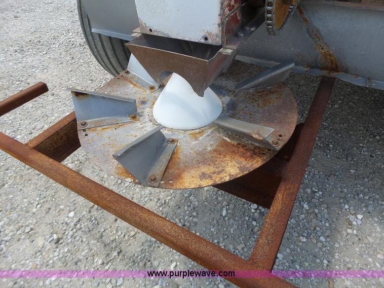 image for item L6238 Mobility 900 fertilizer spreader