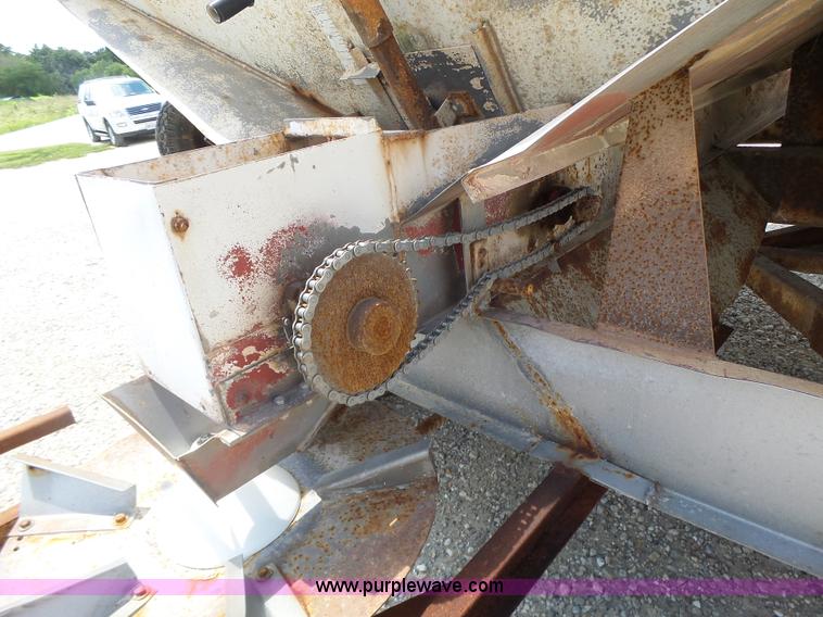 image for item L6238 Mobility 900 fertilizer spreader