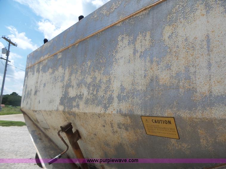 image for item L6238 Mobility 900 fertilizer spreader