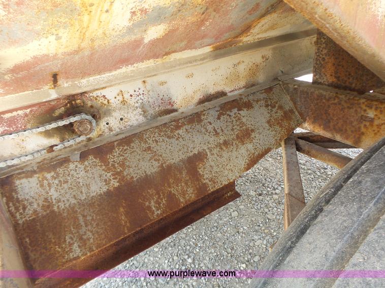 image for item L6238 Mobility 900 fertilizer spreader