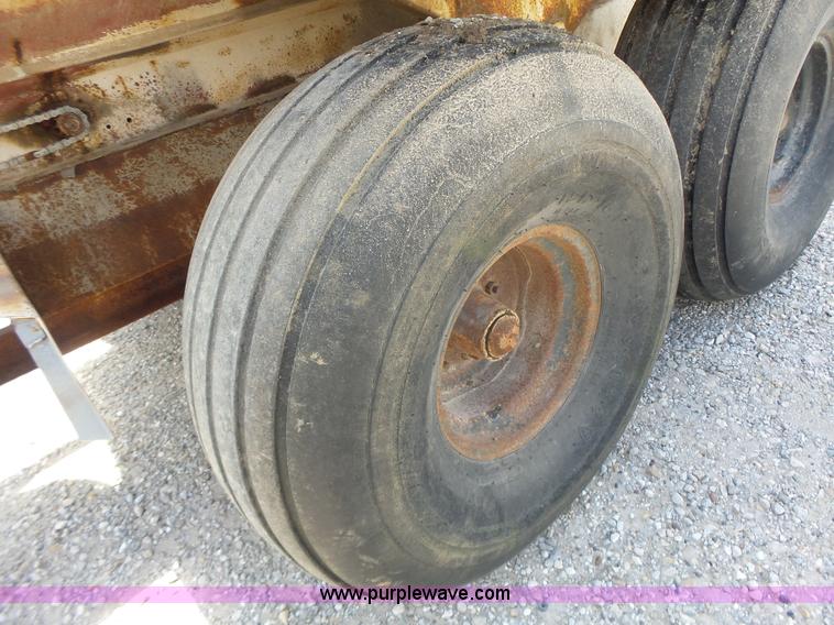 image for item L6238 Mobility 900 fertilizer spreader