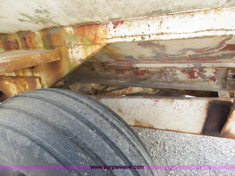 image for item L6238 Mobility 900 fertilizer spreader