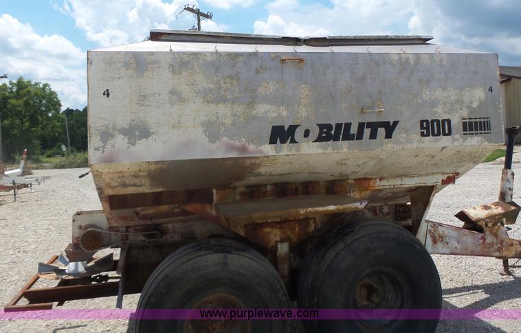 image for item L6238 Mobility 900 fertilizer spreader