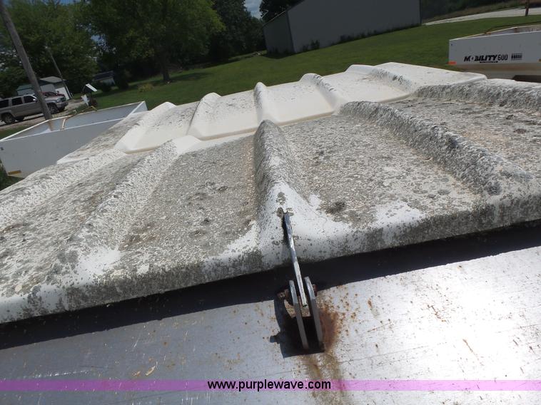 image for item L6238 Mobility 900 fertilizer spreader