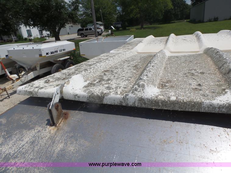 image for item L6238 Mobility 900 fertilizer spreader