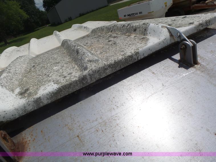 image for item L6238 Mobility 900 fertilizer spreader