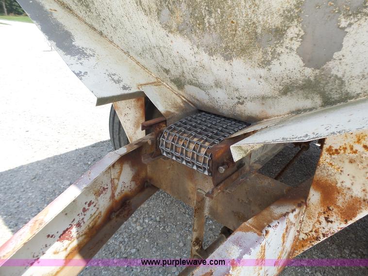 image for item L6238 Mobility 900 fertilizer spreader