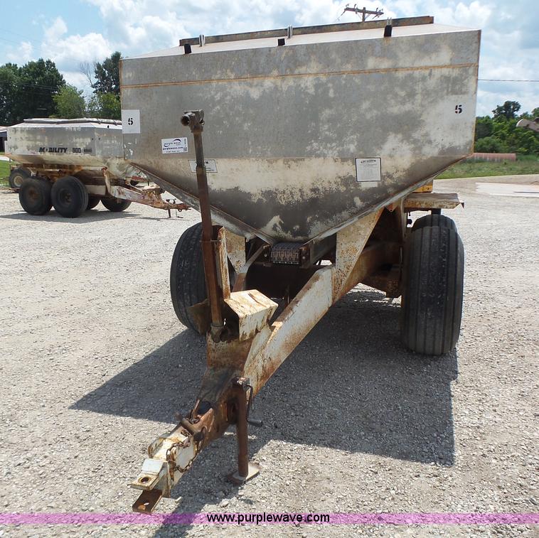 image for item L6239 Mobility 900 fertilizer spreader