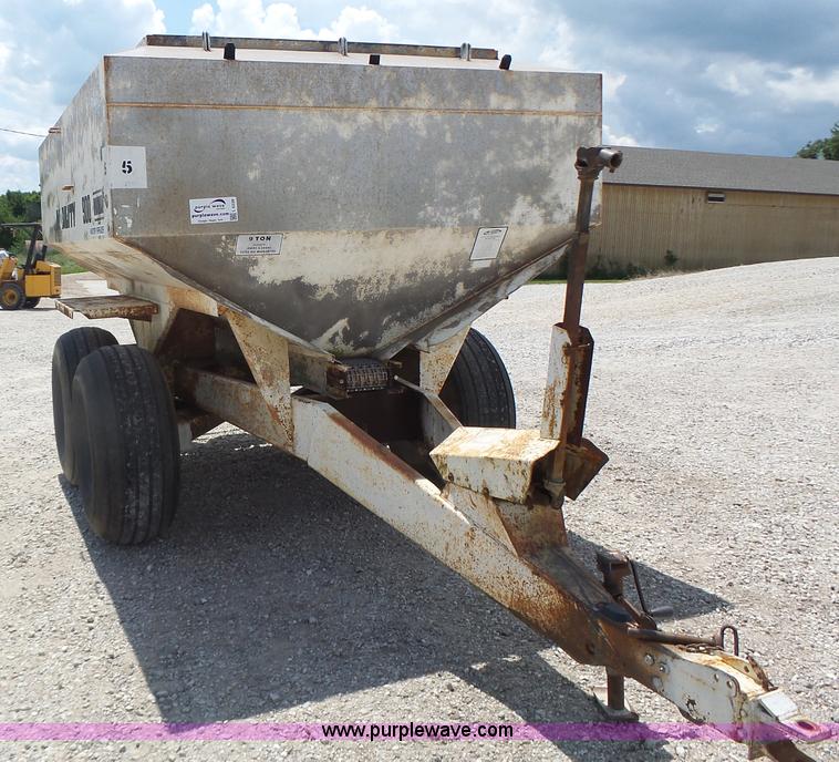 image for item L6239 Mobility 900 fertilizer spreader