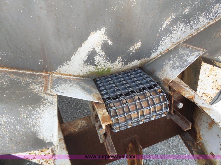 image for item L6239 Mobility 900 fertilizer spreader