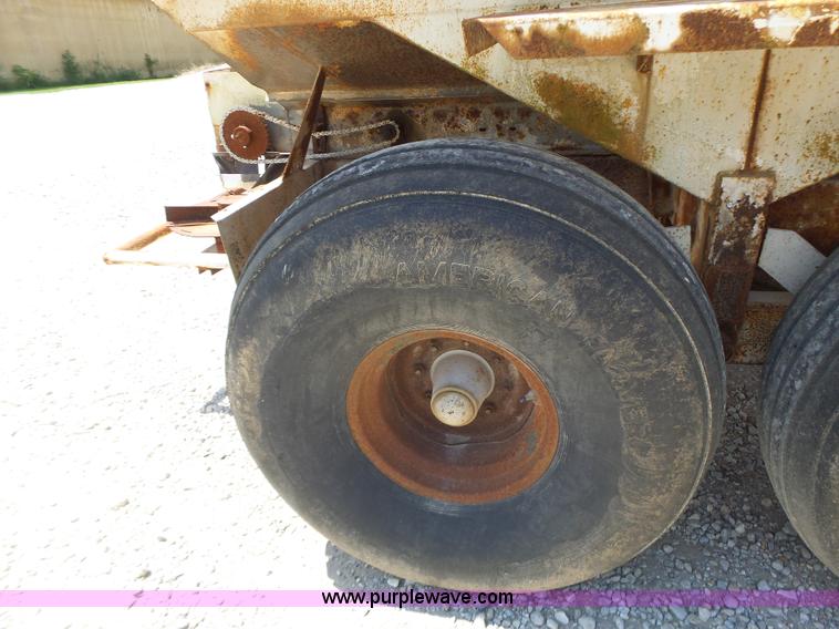 image for item L6239 Mobility 900 fertilizer spreader