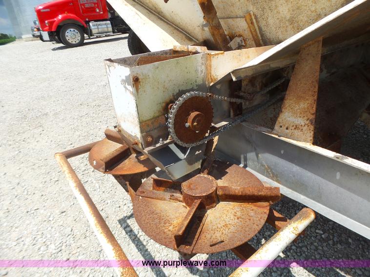 image for item L6239 Mobility 900 fertilizer spreader