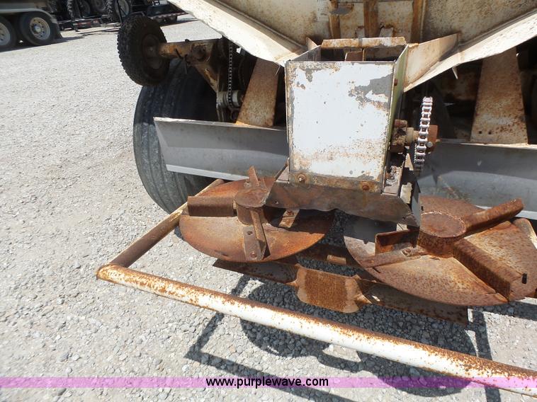 image for item L6239 Mobility 900 fertilizer spreader