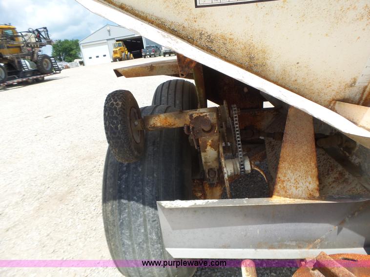 image for item L6239 Mobility 900 fertilizer spreader