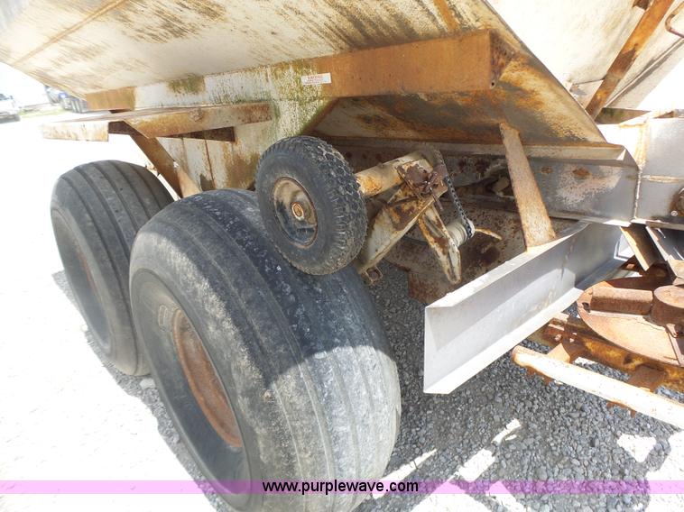 image for item L6239 Mobility 900 fertilizer spreader