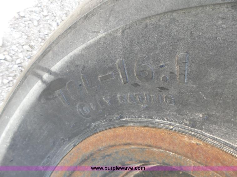 image for item L6239 Mobility 900 fertilizer spreader