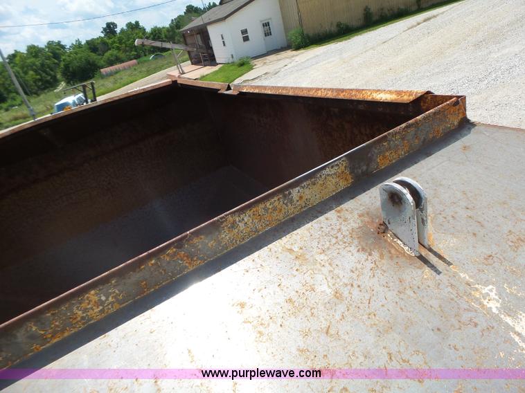 image for item L6239 Mobility 900 fertilizer spreader