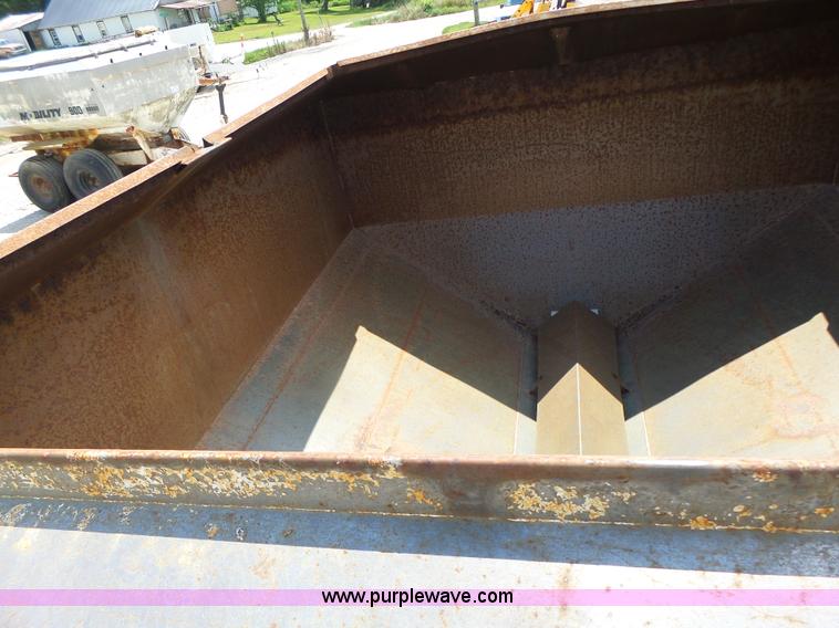 image for item L6239 Mobility 900 fertilizer spreader