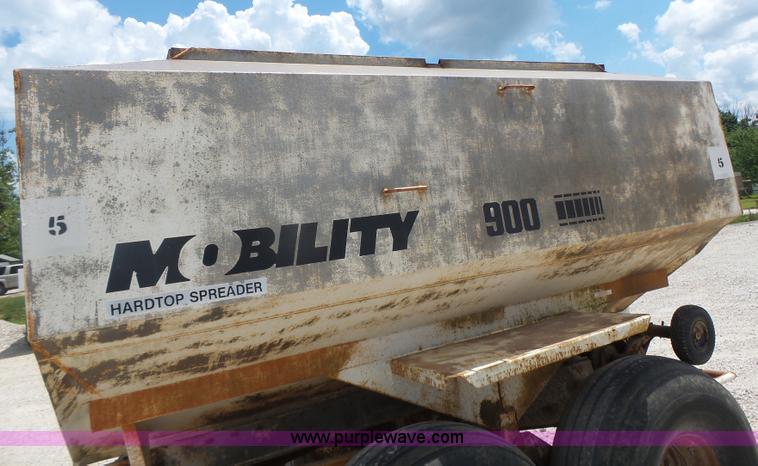 image for item L6239 Mobility 900 fertilizer spreader