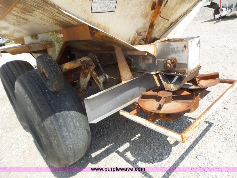 image for item L6239 Mobility 900 fertilizer spreader