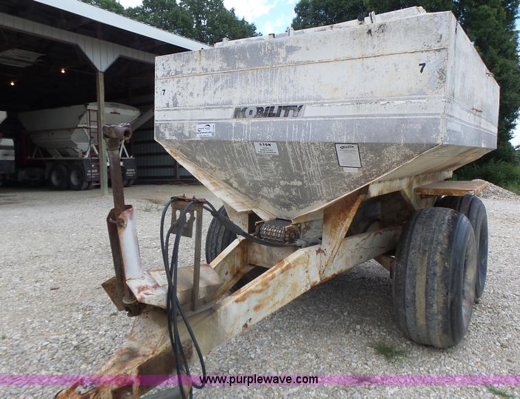 image for item L6240 Mobility 900 fertilizer spreader