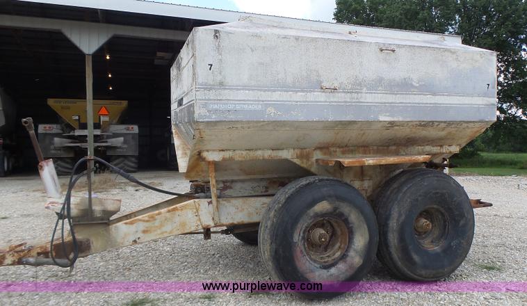 image for item L6240 Mobility 900 fertilizer spreader