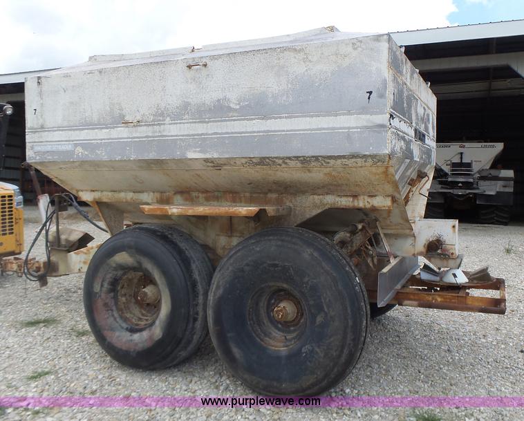 image for item L6240 Mobility 900 fertilizer spreader