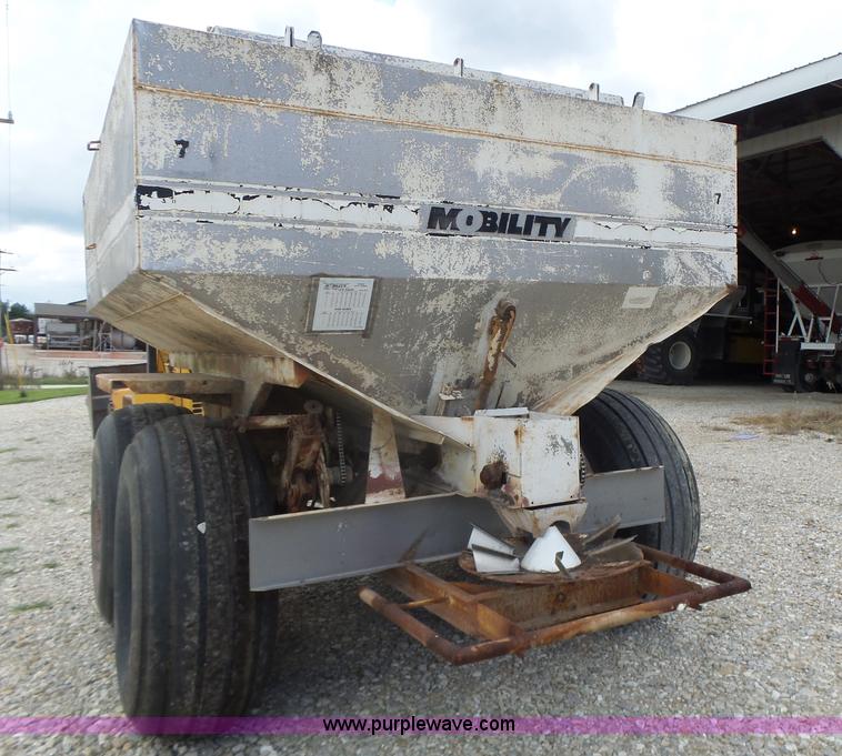 image for item L6240 Mobility 900 fertilizer spreader