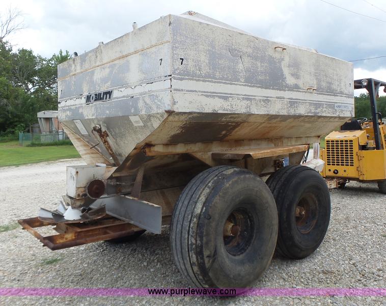 image for item L6240 Mobility 900 fertilizer spreader