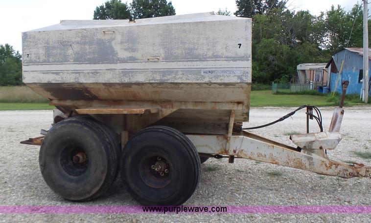 image for item L6240 Mobility 900 fertilizer spreader