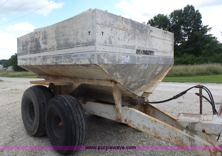 image for item L6240 Mobility 900 fertilizer spreader