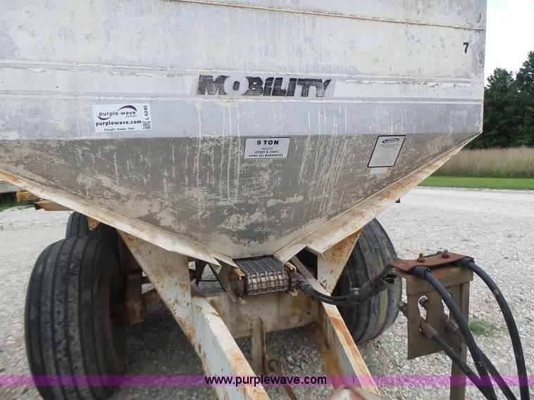 image for item L6240 Mobility 900 fertilizer spreader