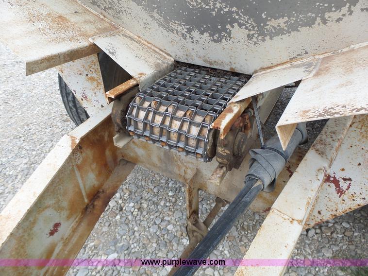 image for item L6240 Mobility 900 fertilizer spreader