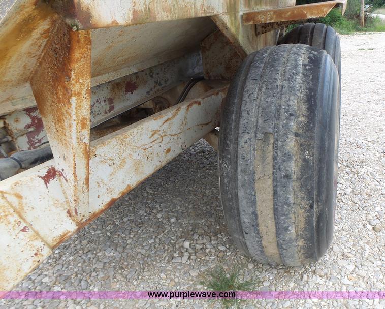 image for item L6240 Mobility 900 fertilizer spreader