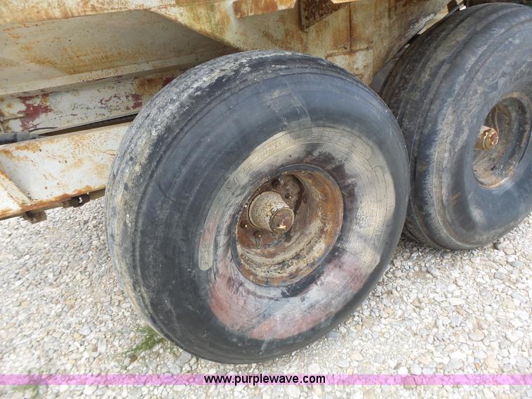 image for item L6240 Mobility 900 fertilizer spreader