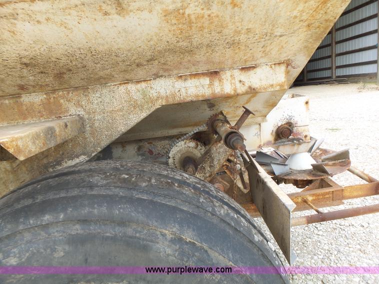 image for item L6240 Mobility 900 fertilizer spreader