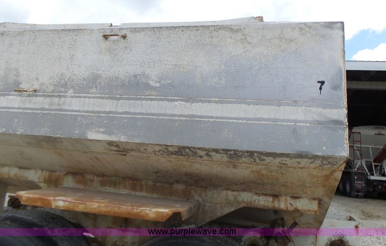 image for item L6240 Mobility 900 fertilizer spreader