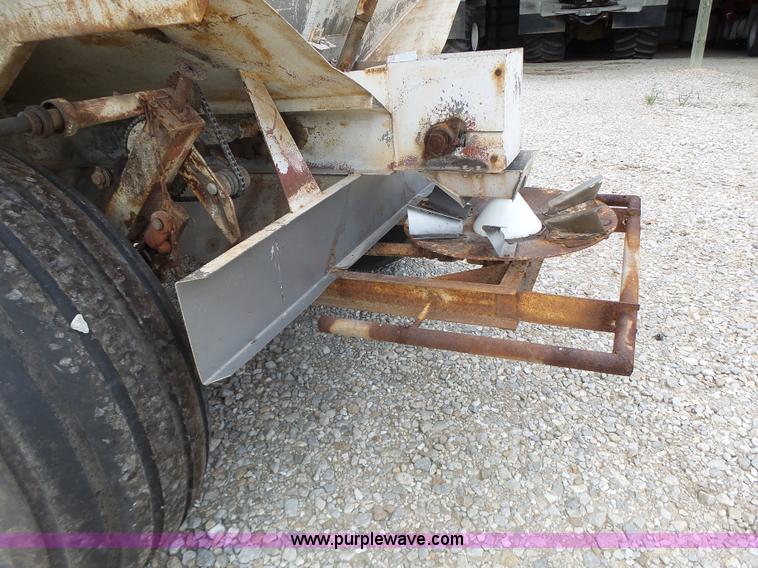 image for item L6240 Mobility 900 fertilizer spreader