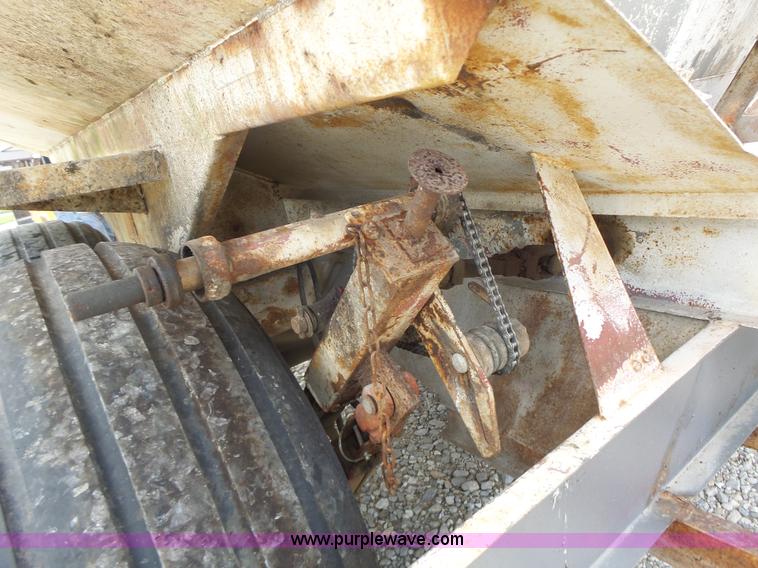 image for item L6240 Mobility 900 fertilizer spreader