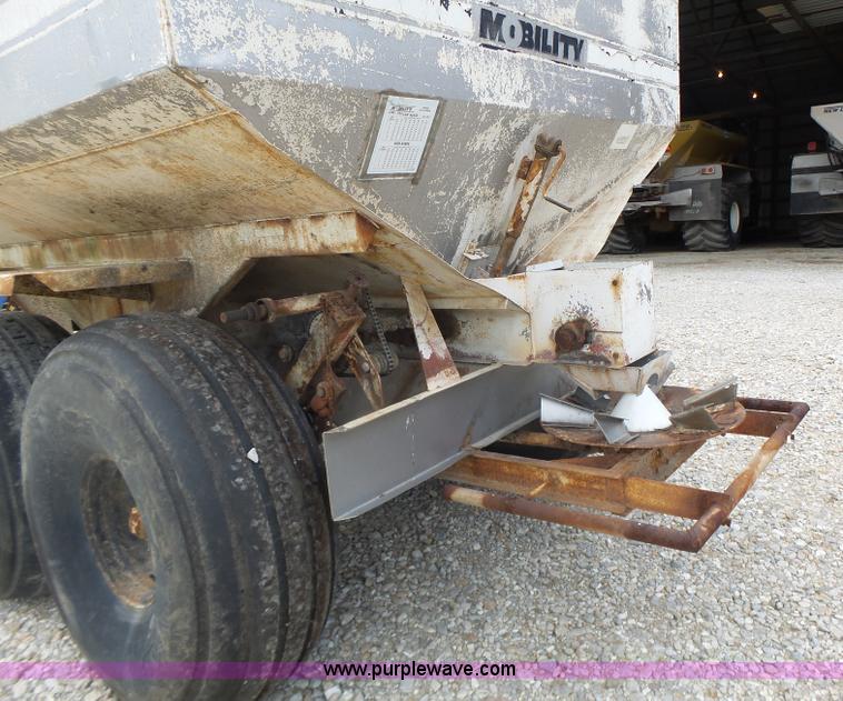 image for item L6240 Mobility 900 fertilizer spreader