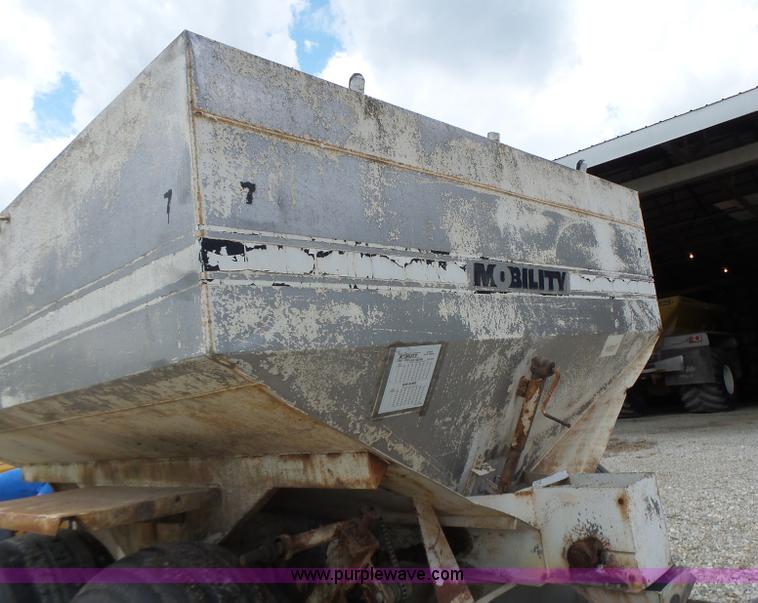 image for item L6240 Mobility 900 fertilizer spreader